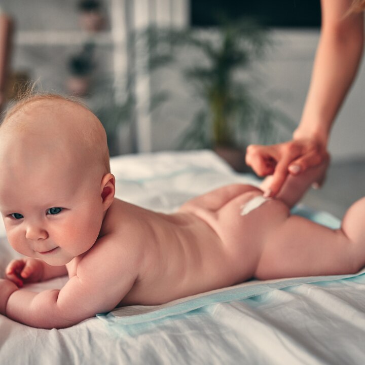Baby Po wird eingecremt