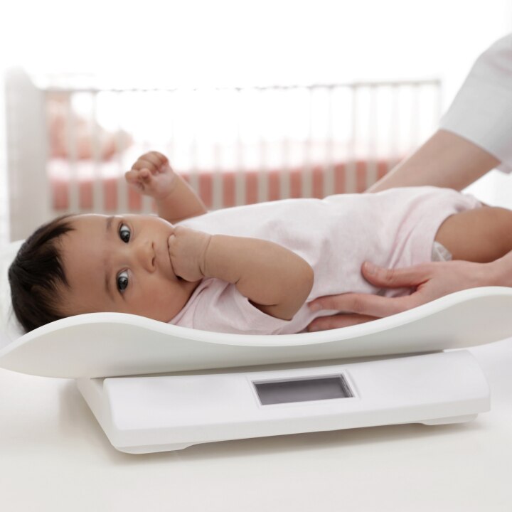 Baby liegt auf der Waage