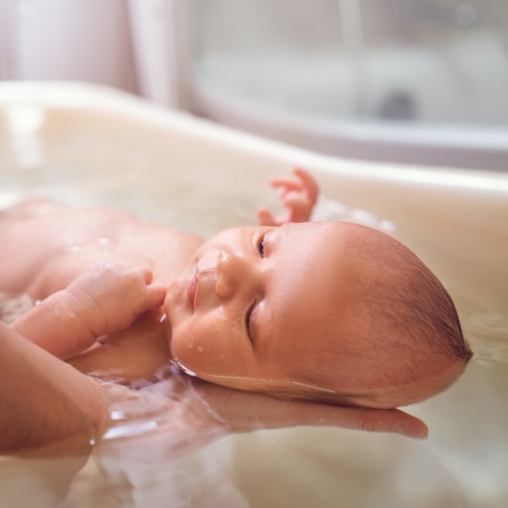 Baby wird gebadet