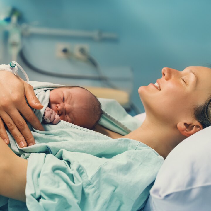 Mutter und ihr Neugeborenes liegen im Krankenhaus