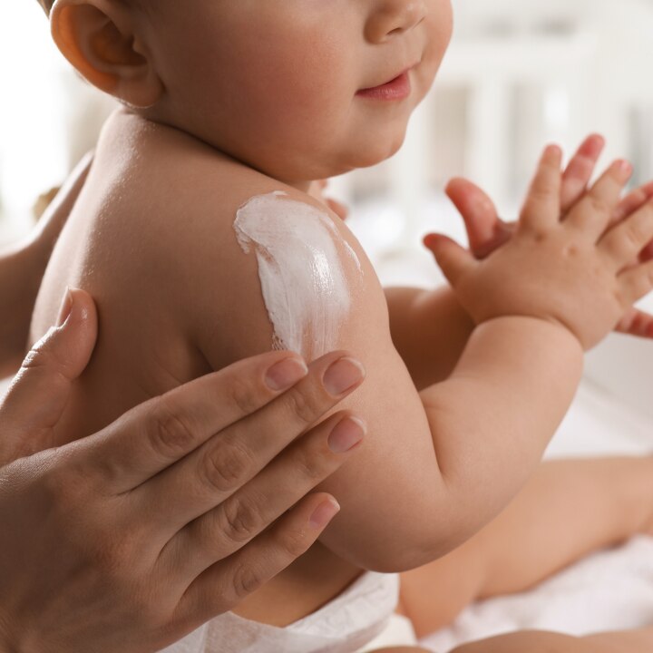 Mutter cremt Baby ein