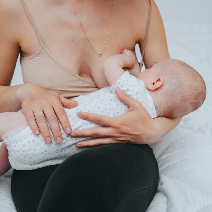 Mutter stillt Ihr Baby