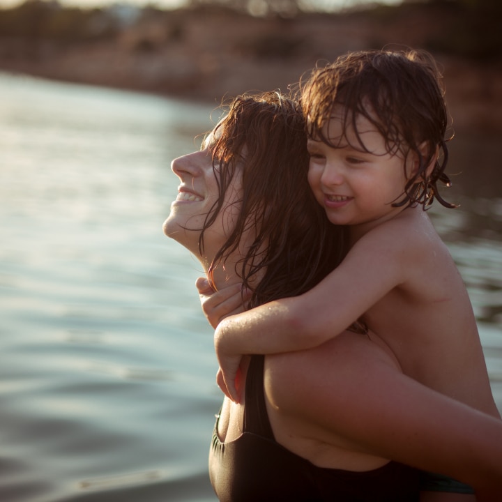 Mutter und Kind im Wasser