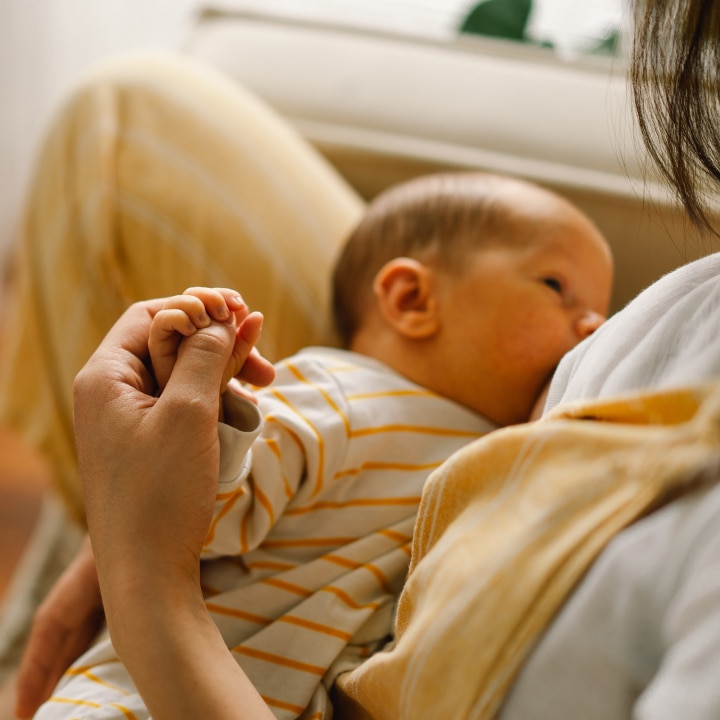 baby wird gestillt
