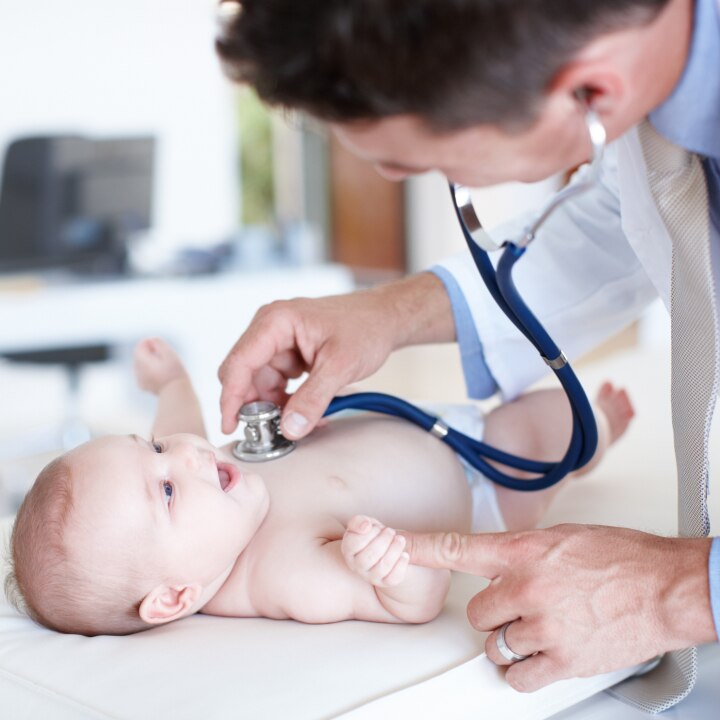 arzt bei untersuchung eines babys