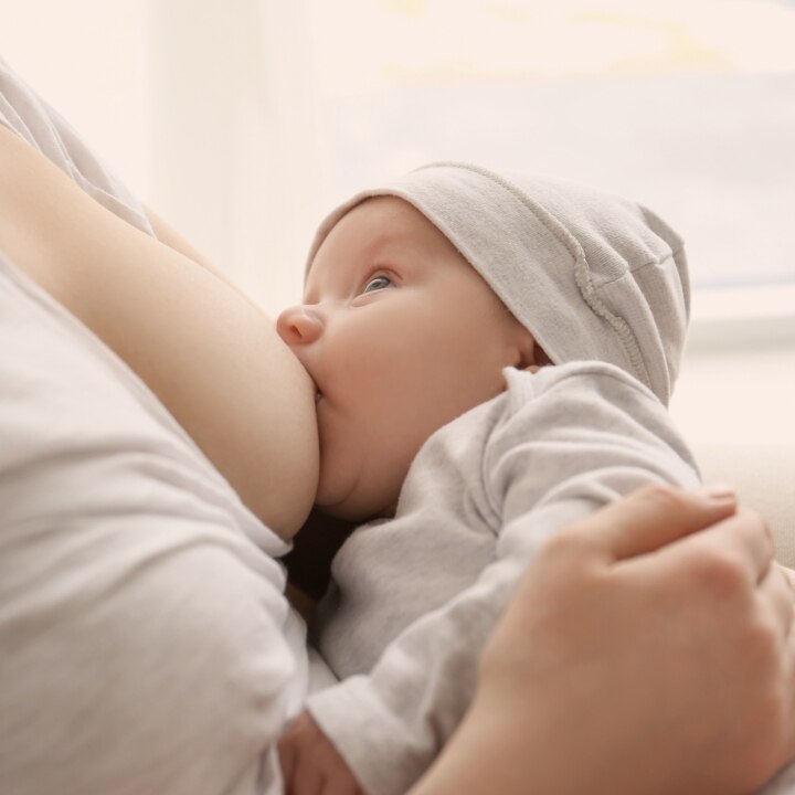 Mutter stillt Baby
