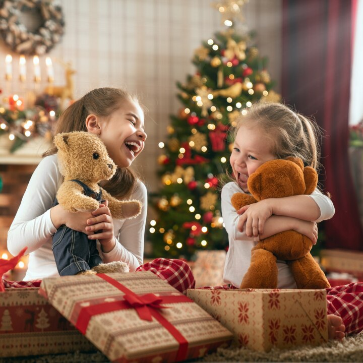 schwestern öffnen ihre weihnachtsgeschenke