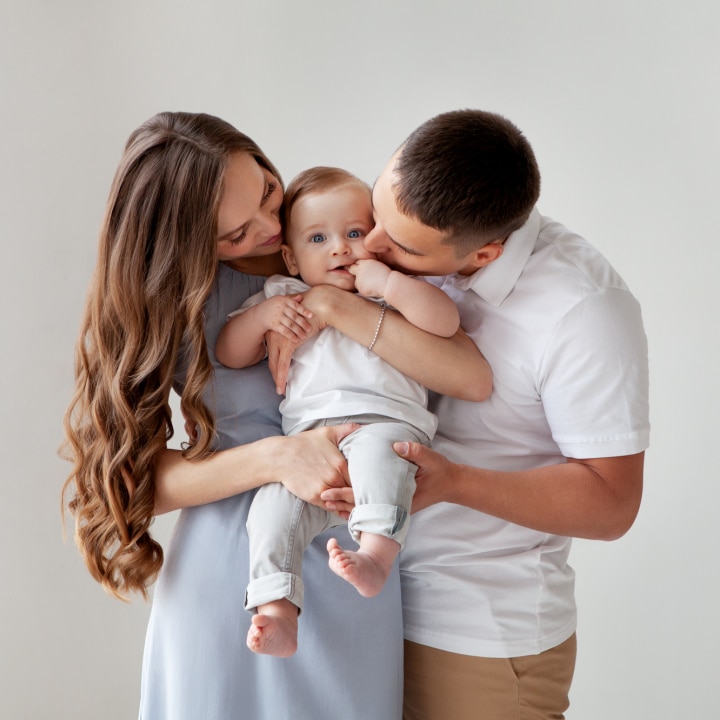 fröhliche junge familie aus mutter, vater und baby