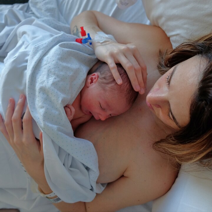 neu geborenes bayb liegt auf der brust der mutter