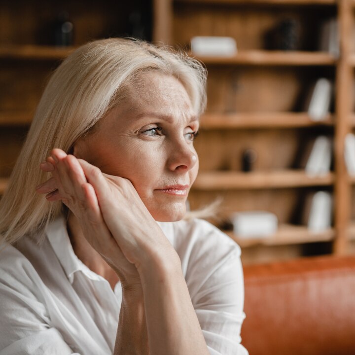 nachdenklich schauende blonde frau