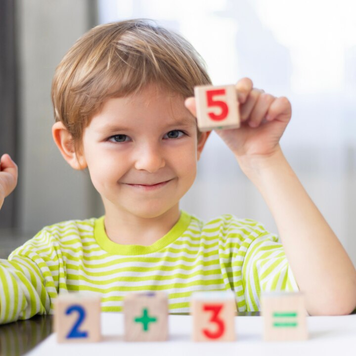 kleinkind spielt mit baukloetzen