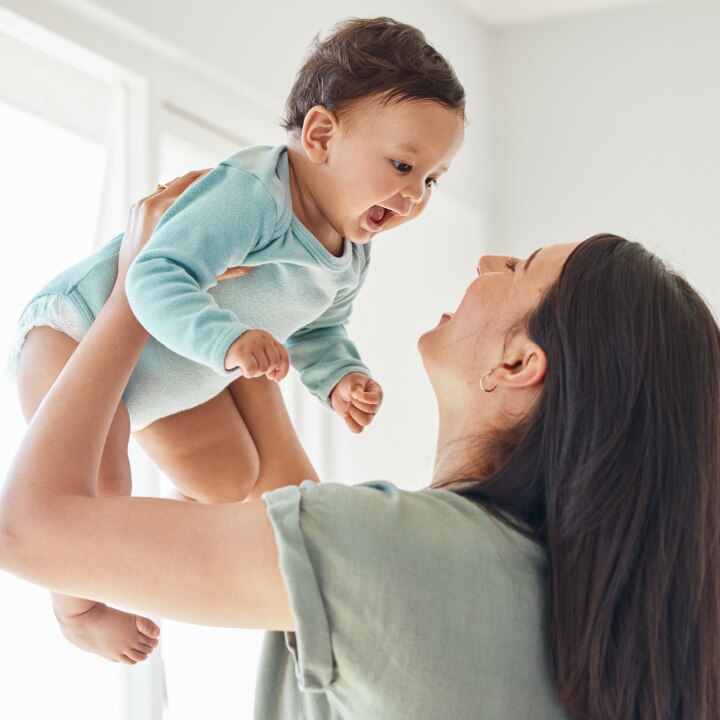 mama mit baby in der luft