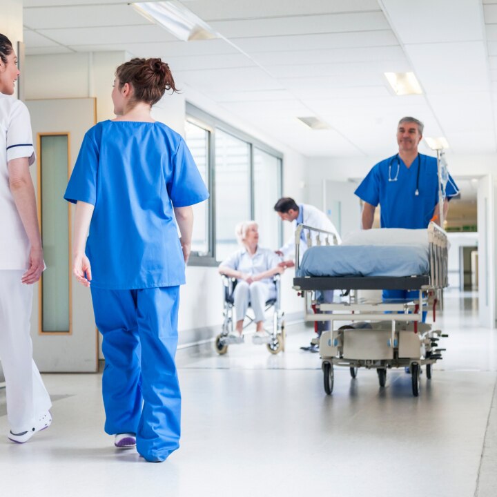 krankenhausflur-mit-ärzten-und-arzthelferinnen