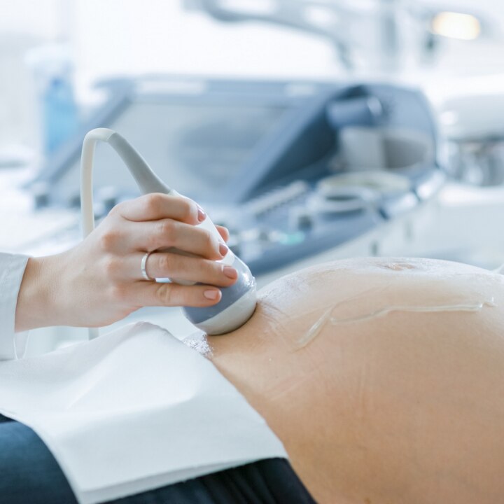 arzt-macht-ultraschall-vom-bauch-einer-schwangeren