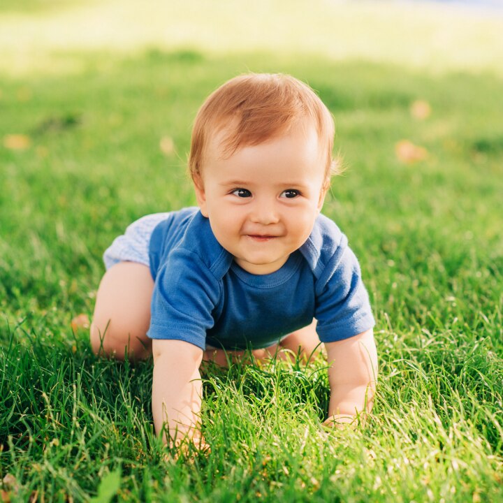 baby-krabbelt-auf-einer-wiese