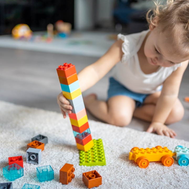kleinkind-spielt-mit-bausteinen