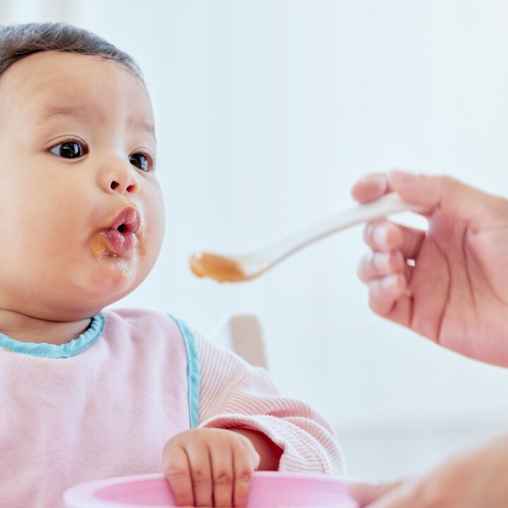 baby-wird-gefüttert