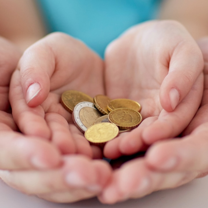 haende mit geldmuenzen