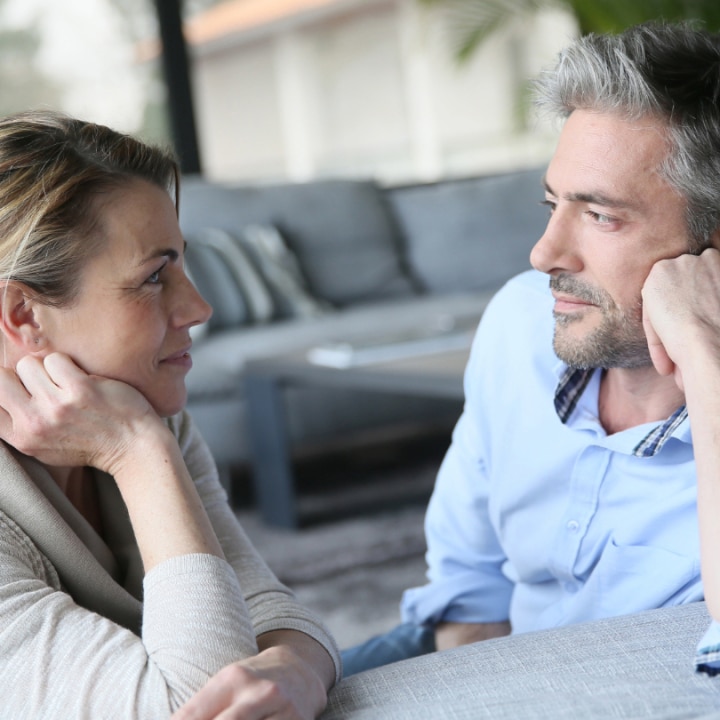 mann und frau in den 40ern sprechen miteinander