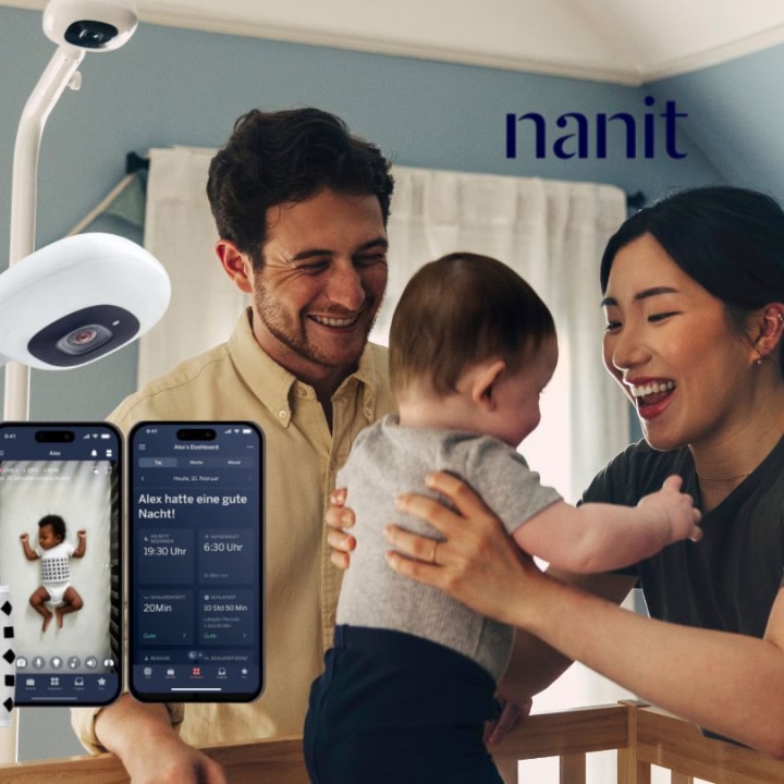 nanit-familie am kinderbett mit kamera