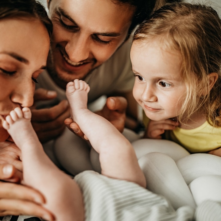 familie eltern mit baby und tochter