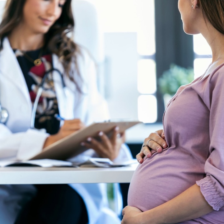 schwangere bei ihrer aerztin
