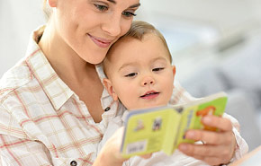 Mutter und Kind lesen Kinderbuch