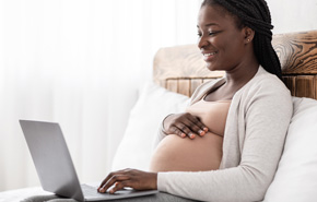 Schwangere mit Computer