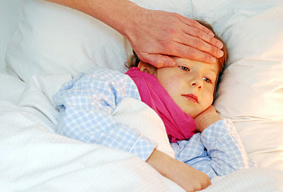 krankes Kind mit Fieber im Bett